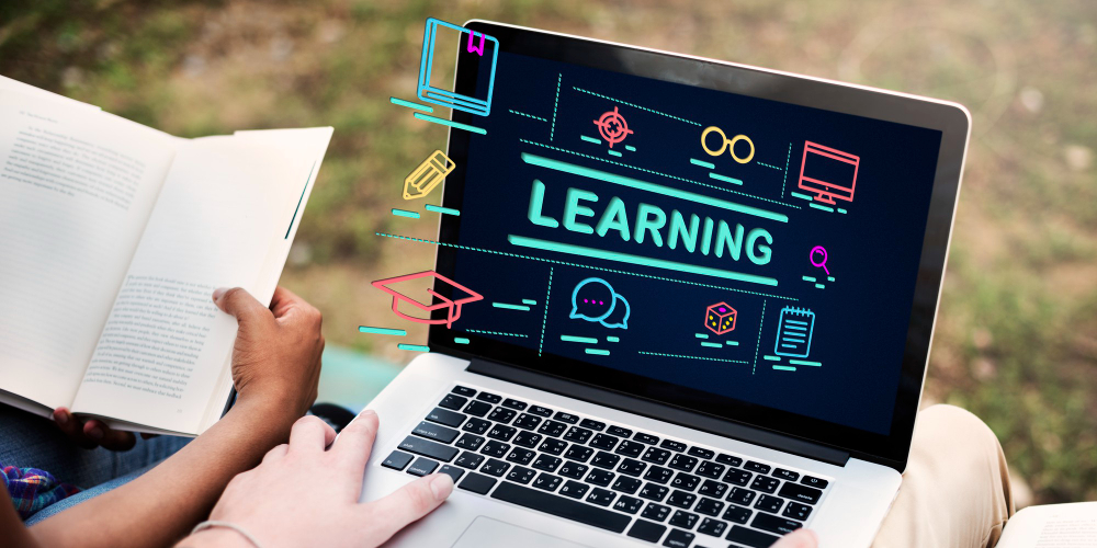 Infographic representing online learning with a laptop.